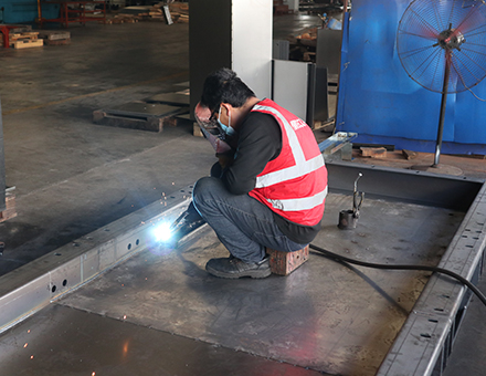 Soldagem de tanque de combustível de chassi